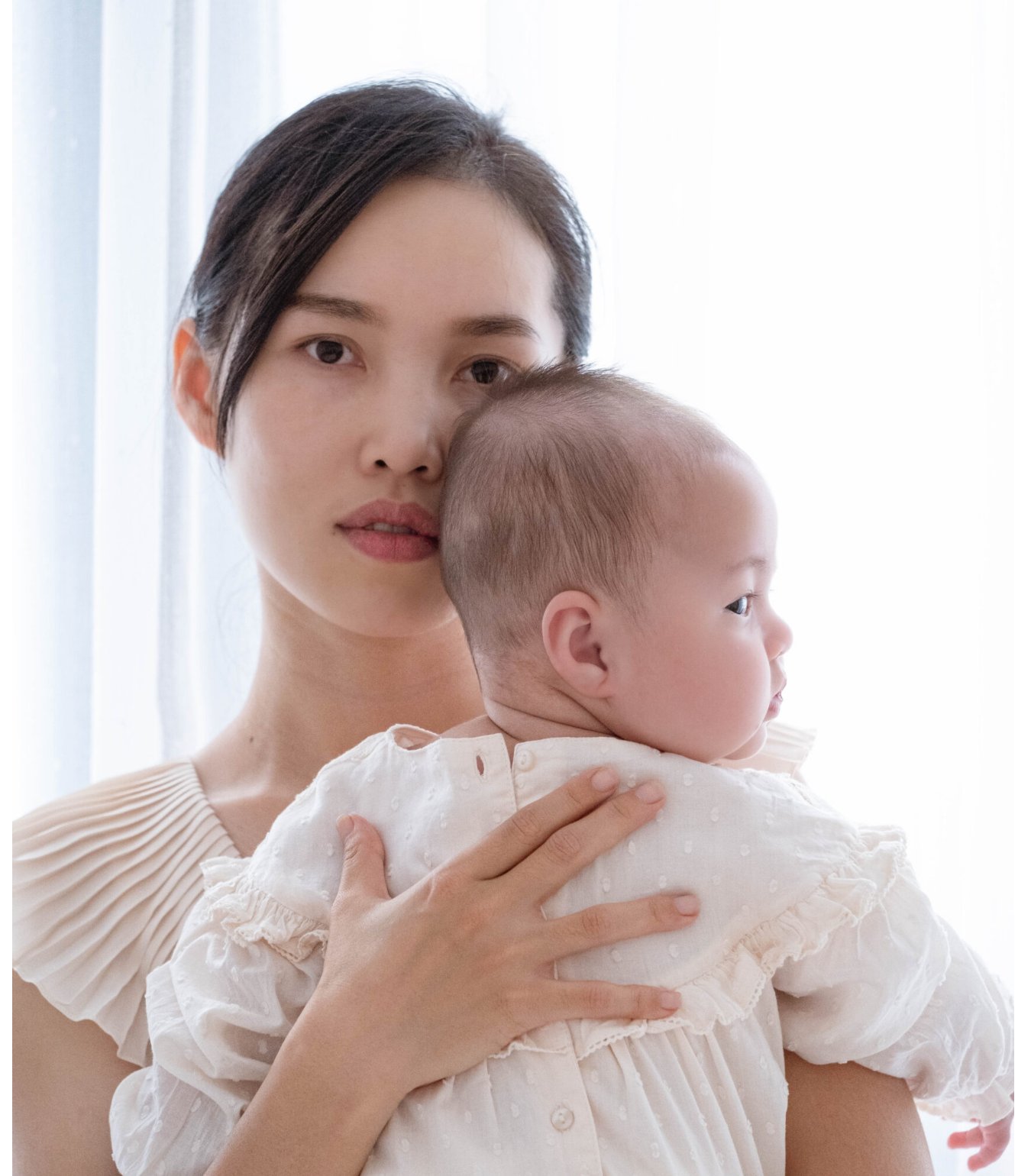 Lan Chi, photographe d'enfance à Nancy, un bébé dans les bras