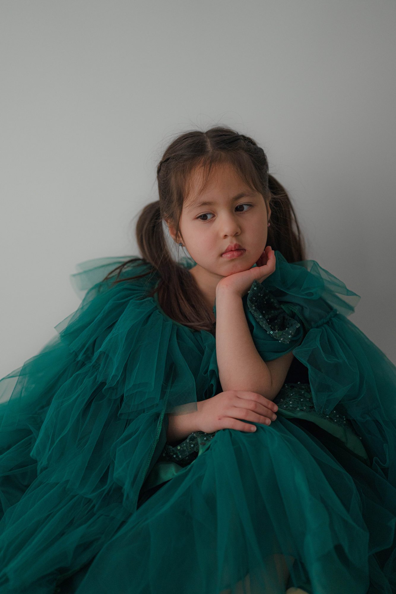 Portrait pensif d'une enfant en robe verte, séance photo du Têt